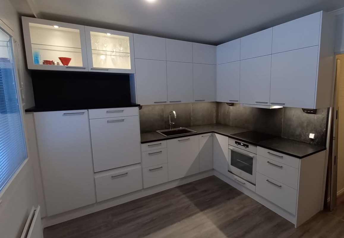 Kuva valmiista keittiöstä remontin jälkeen